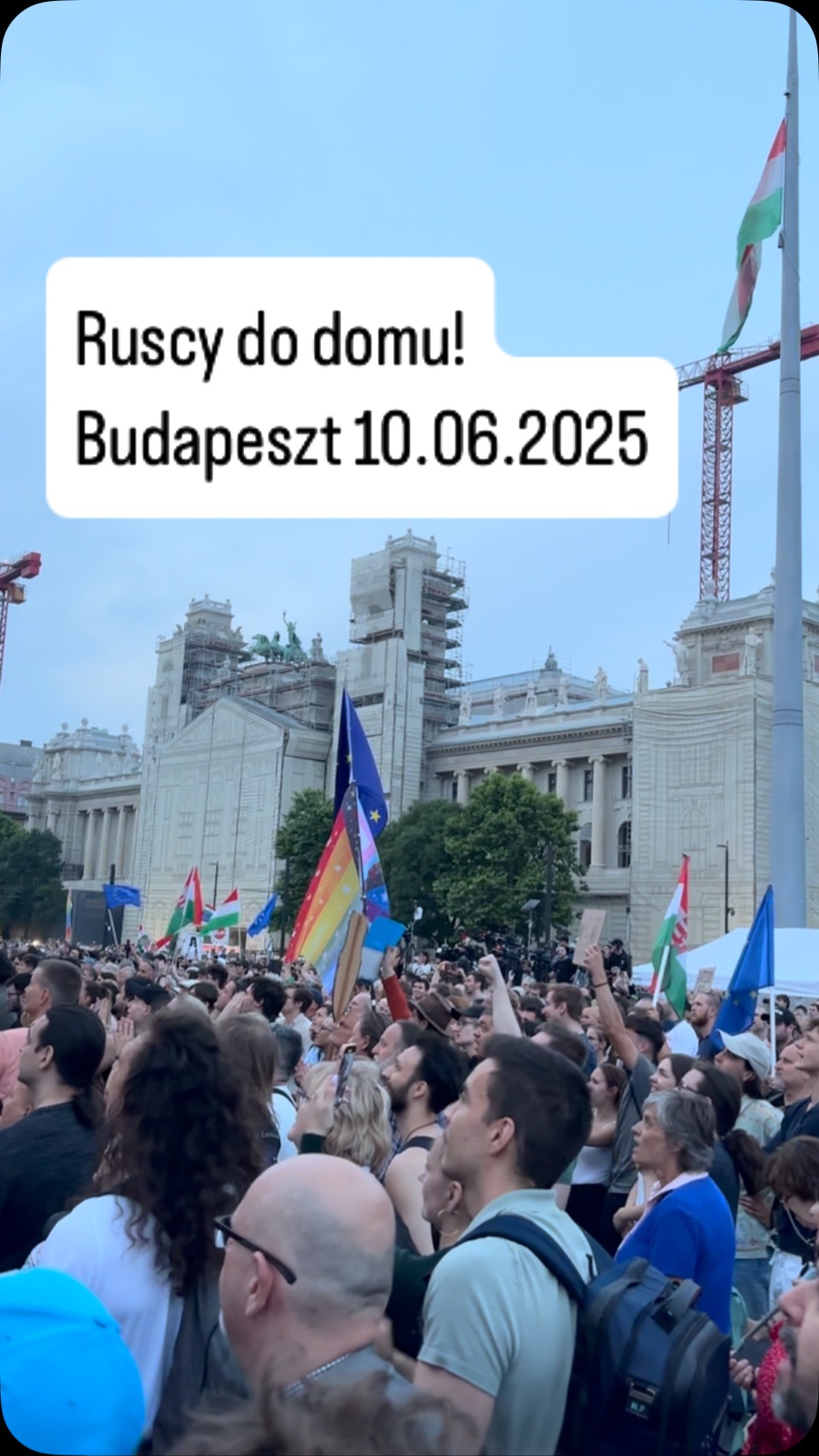 „Ruszkik haza” „Ruscy do domu” skanduje tłum zgromadzony na Placu Kossutha przed Parlamentem w Budapeszcie. Jest to wyraz niezgody na prorosyjską politykę premiera Viktora Orbána”. 

10 czerwca br. w stolicy Węgier odbył się protest przeciwko ustawie o transparentności życia publicznego. Mimo iż pod wpływem nacisków głosowanie nad jej przyjęciem zostało przełożone na wrzesień, węgierska opozycja nie ma wątpliwości, że jest to tylko gra na zwłokę, by wyciszyć nastroje. 

#obywatelskiopór #protestynaWęgrzech