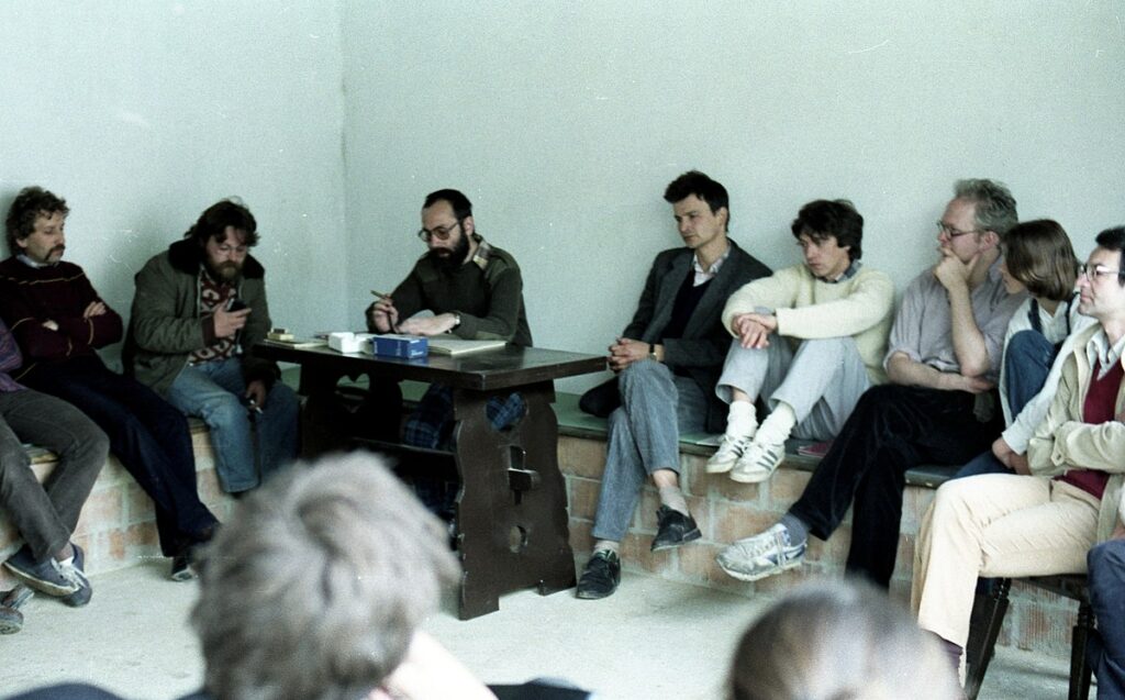 Gáspár Miklós Tamás przy stole, 1987 rok