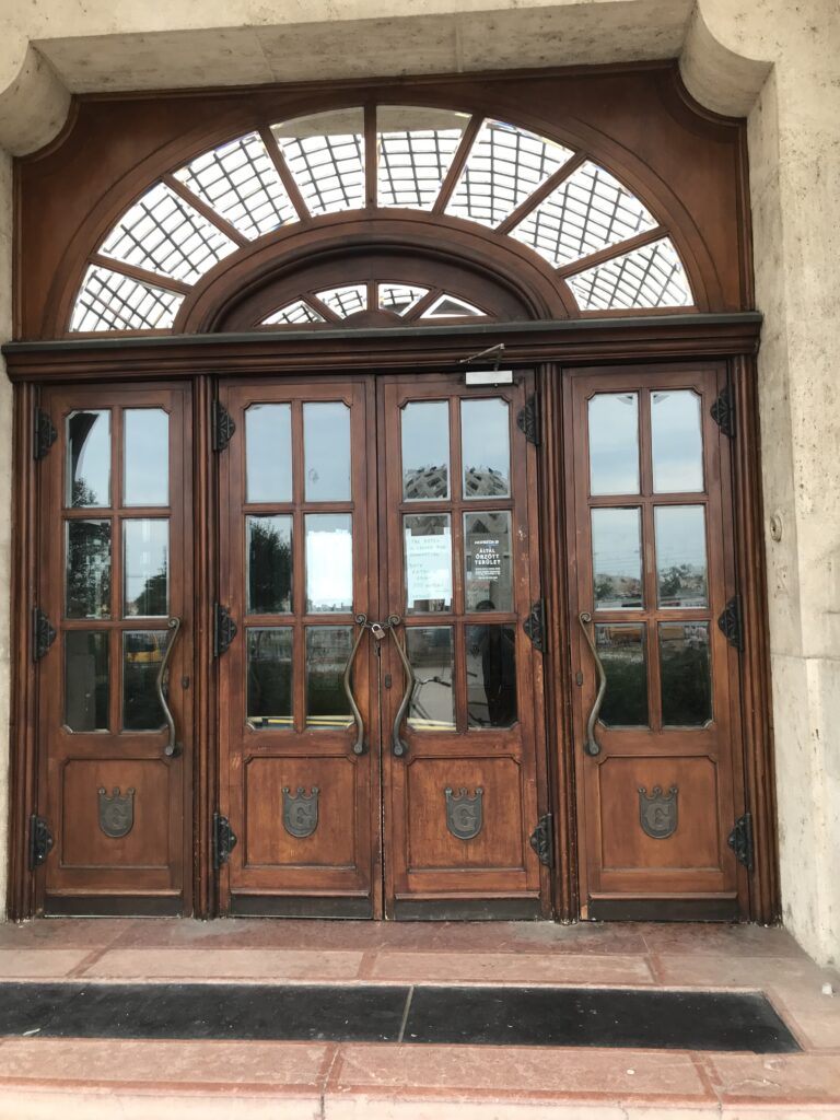 Drzwi do Hotelu Gellerta w Budapeszcie