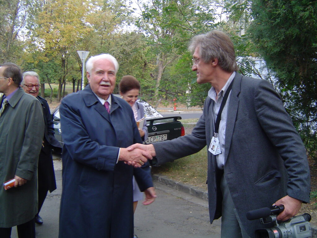 Andrzej Polak dokumentuje życie polonijne na Węgrzech. Spotkanie z prezydentem na uchodźstwie śp. Ryszardem Kaczorowskim przed kościołem polskim w Budapescie. 2008