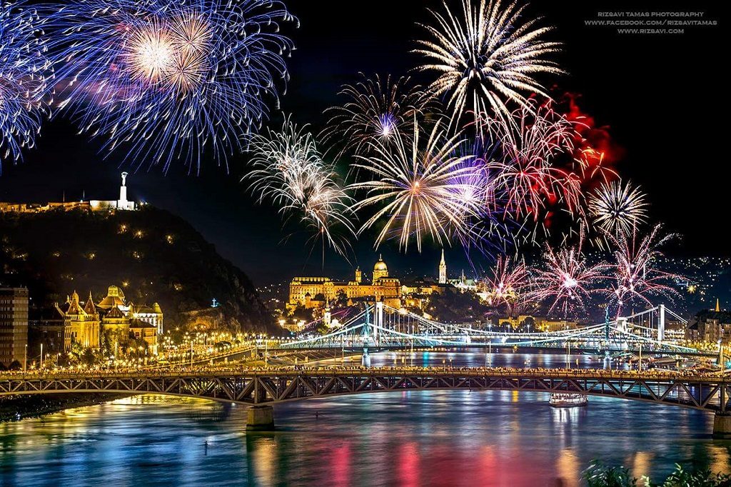 Pokaz sztucznych ogni w Budapeszcie z okazji Dnia Św. Stefana
