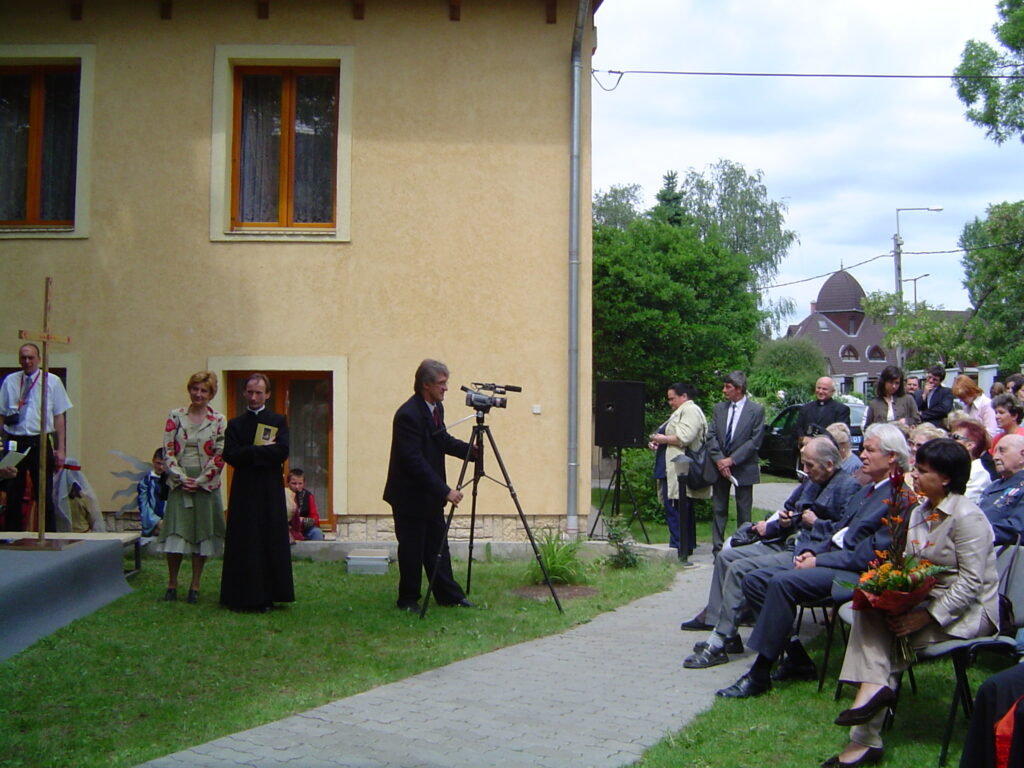 Andrzej Polak podczas dokumentowania uroczystości w Domu Polskim w Budapeszcie 2005 r.