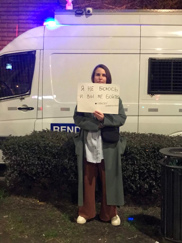 Dziewczyna przed ambasadą Rosji w BUdapeszcie
