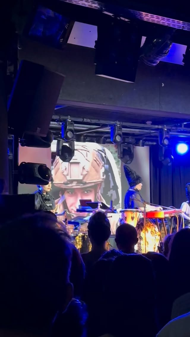 Budapeszt, 28 kwietnia 2026. 
1526 dzień pełnoskalowej wojny na Ukrainie. 
Koncert zespołu @dakhabrakha w Budapeszcie. 

Dyplomacja zagraniczna sięga powierzchni, sztuka korzeni.