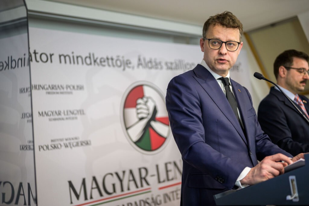 Marcin Romanowski podczas konferencji prawsowej Centrum Na Rzecz Praw Podstawowych, na której zainaugurowano działalność Polsko-Węgierskiego Instytutu Wolności, Budapeszt, 15 kwietnia 2025