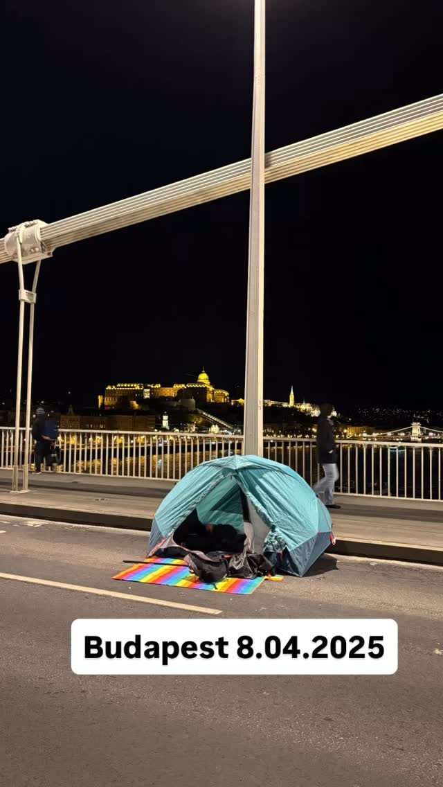 Na pierwszym zdjęciu Blokada Mostu Elżbiety 8 kwietnia 2025, na drugim marsz Budapest Pride 28 czerwca tego samego roku. 

Hadházy Ákos, inicjator blokady mostów wtedy tak powiedział: 

„Potrzebny jest rzeczywisty opór wobec radykalizującej się władzy”

“Nie liczy się liczba zamkniętych mostów, ale to, ilu z nas weźmie w tym udział. Pokażmy pokojowo, ale z determinacją, że się nie wycofamy”. #budapeszt #pride #wolność #milość