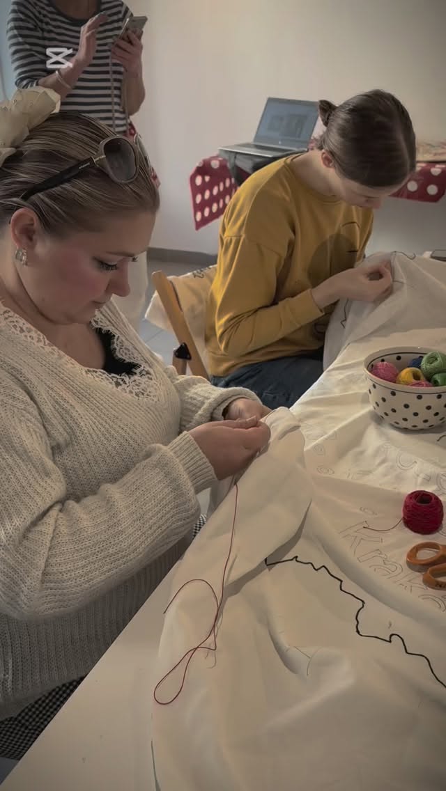 Wspólne wyszywanie Polski z @pittmannzsofi. Polka Węgierka dwie siostry. Magyar nő, lengyel nő, két jó barátnő. #polkawegierka #sisterhood #gdańsk #budapest