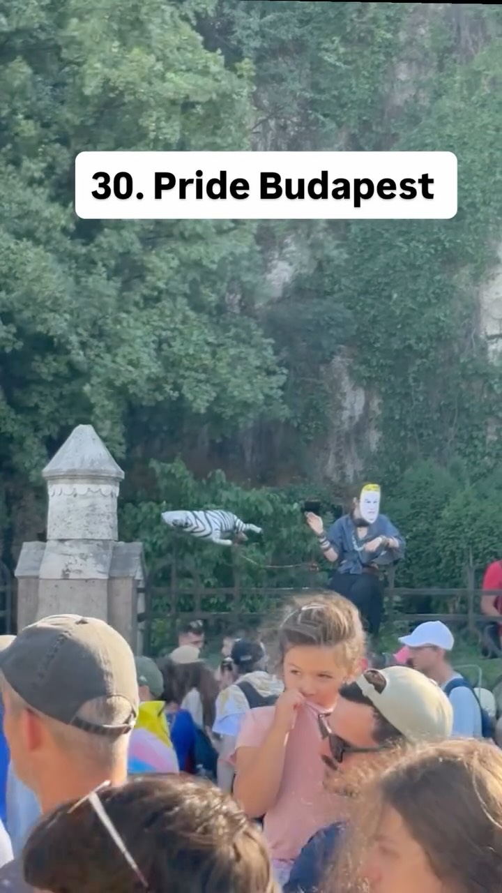 🦓 zebra = symbol luksusu i dyktatury Orbána i jego ludzi 

Wiosną tego roku niezależne media ujawniły, że Orbán w jednej ze swoich posiadłości ma - jak na dyktatora przystało - mini safari i trzyma w nim m.in zebry.  Od tego czasu zebra pojawia się na wszystkich demonstracjach antyrządowych na Węgrzech. 

Hasła węgierskie pojawiające się w tej rolce to „32 lata razem”, „Jestem matką, dumnie z miłością z wami” i na końcu „co do chuja dzieje się w tym kraju”. 

#30pridebudapest #stopOrban #zebra #demonstracje #Budapeszt