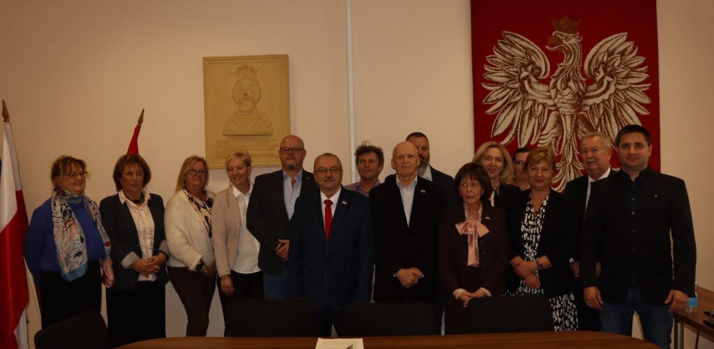 Od 2009 roku Ogólnokrajowy Samorząd Polski na Węgrzech przyznaje nagrodę “Św. Władysława” i “Za zasługi na rzecz węgierskiej Polonii”.
