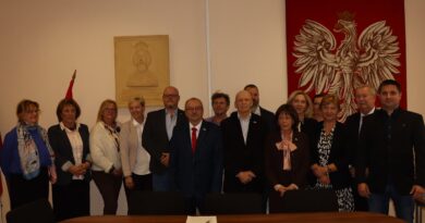 Od 2009 roku Ogólnokrajowy Samorząd Polski na Węgrzech przyznaje nagrodę “Św. Władysława” i “Za zasługi na rzecz węgierskiej Polonii”.