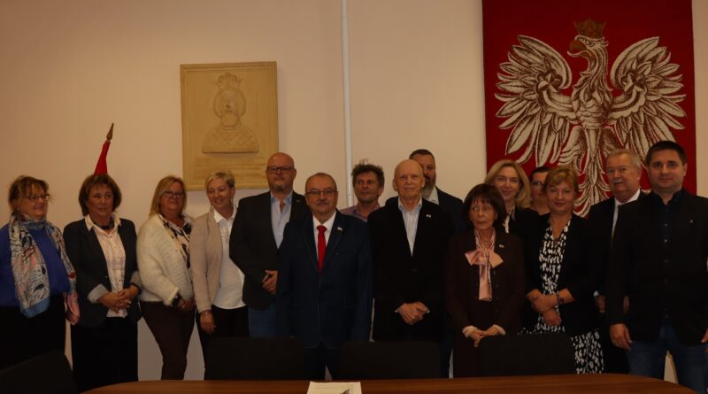 Od 2009 roku Ogólnokrajowy Samorząd Polski na Węgrzech przyznaje nagrodę “Św. Władysława” i “Za zasługi na rzecz węgierskiej Polonii”.