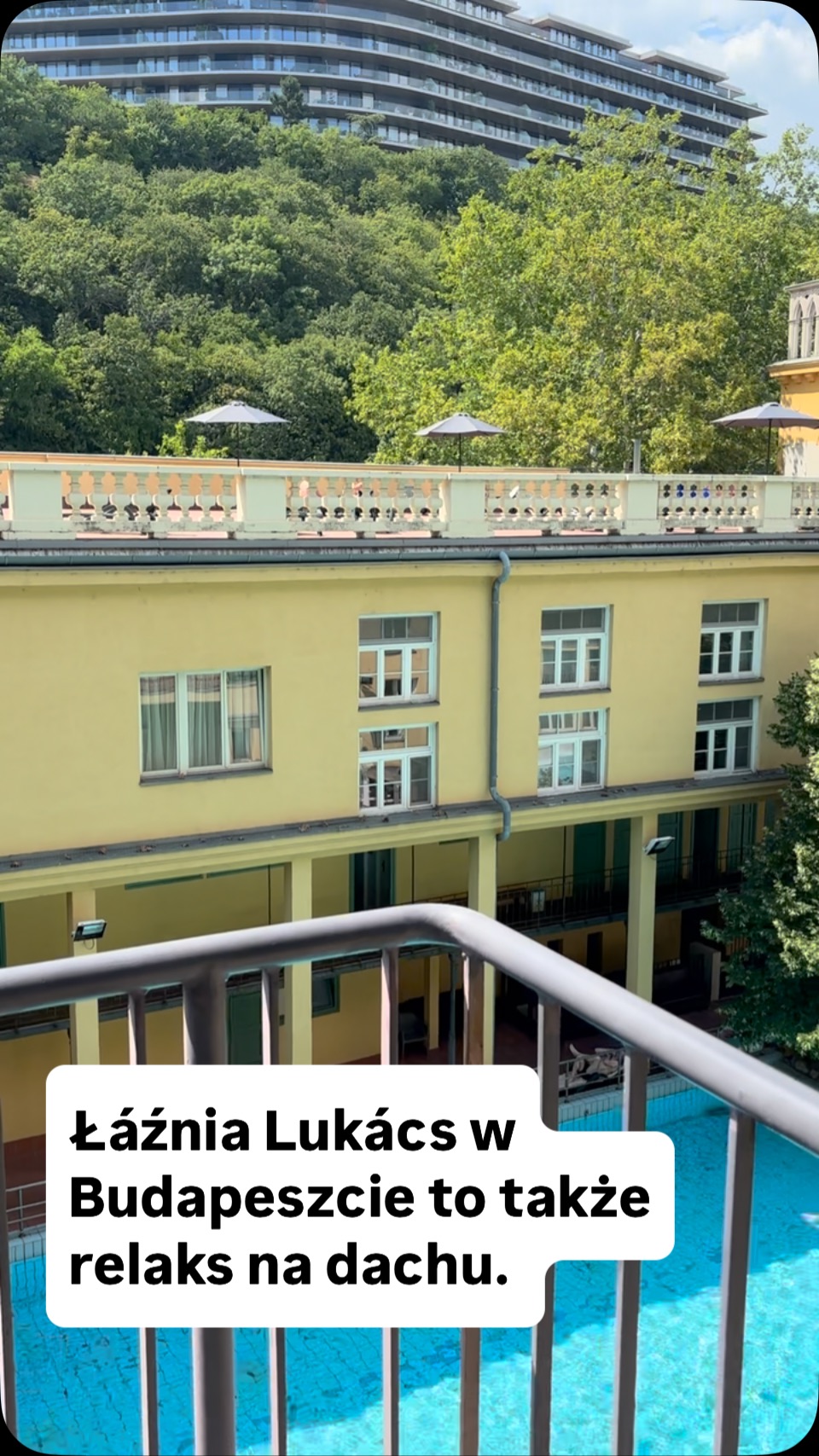 Lukács fürdő czyli Łaźnia Łukasza to nie tylko kompleks basenów z wodą termalną i sauny w środku budynku. To także baseny do pływania na zewnątrz (czepek obowiązkowy) i taras z leżakami na dachu. 

Jest to jedna z tańszych łaźni w Budapeszcie (wejściówka 5100 Huf, bez ograniczenia czasowego) w której wciąż dominuje akcent lokalny.

#Budapeszt #łaźnie #wodytermalne #latowBudapeszcie