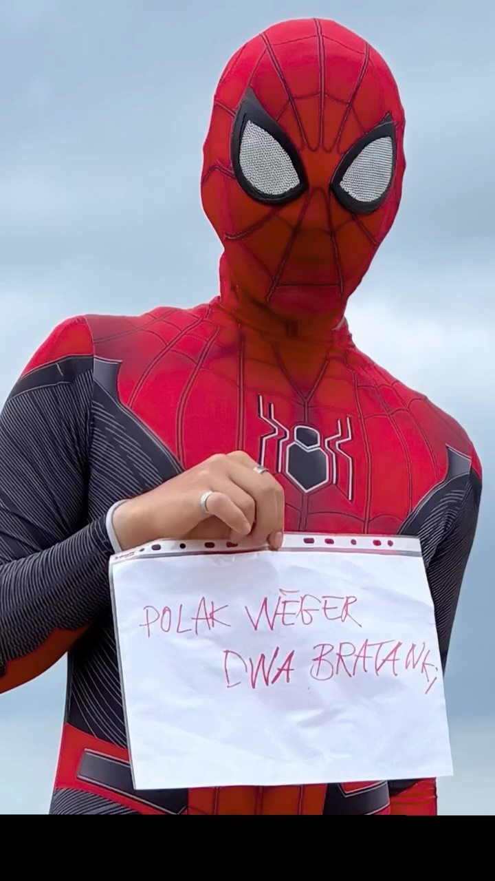 Towarzyszący nam napis „Polak Węgier dwa bratanki” by Ágnes Bárdos, frontmankę alternatywnego zespołu węgierskiego Kontroll Csoport, który w latach 80-tych miał odwagę wspierać polską „Solidarność”. W 2019 r. zespół został odznaczony Medalem Wdzięczności Europejskiego Centrum Solidarności w Gdańsku. #polakwęgierdwabratanki #polkawęgierkadwiesiostry #solidarność #przyjaźń #ludziesąnajważniejsi #artyściuratująświat #każdymaswojąmisję #gdańsk #miastowolności